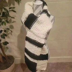 Handmade Chunky Yarn Knit Scarf Oversize Womens BLK/WHT Warm Cozy Fall Winter.
